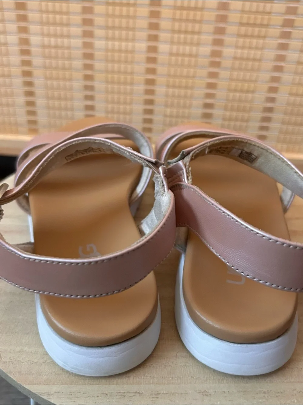 UGG GIRLS LEATHER SANDALS